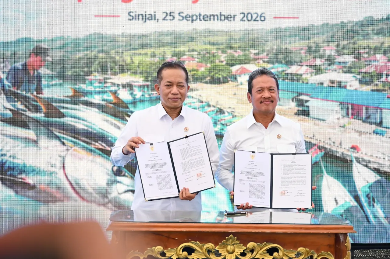 Menteri Kelautan dan Perikanan Sakti Wahyu Trenggono bersama Menteri Koperasi Ferry Juliantono