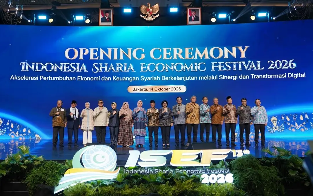 Gubernur Bank Indonesia (BI) Destry Damayanti berfoto bersama sejumlah pemangku kepentingan dalam pembukaan