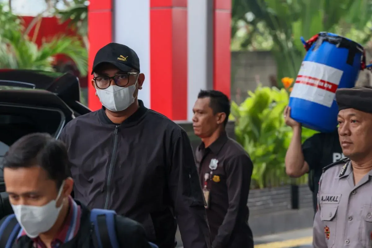 Bupati Klaten Hamenang Wajar Ismoyo (kedua kiri) saat tiba di Gedung Merah Putih KPK, Jakarta, Jumat (16/10/2026).