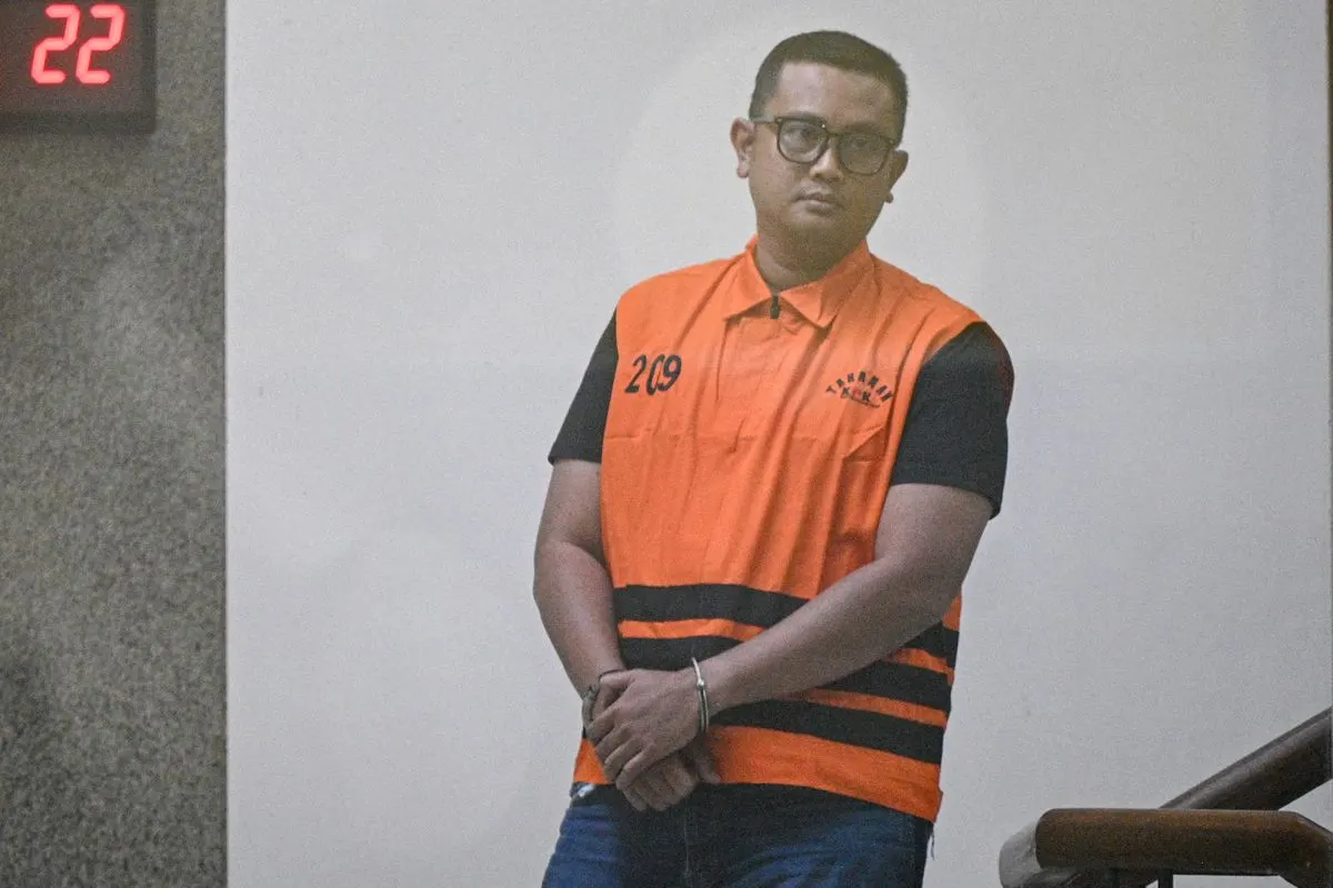 Bupati Klaten Hamenang Wajar Ismoyo berjalan menggunakan rompi tahanan usai menjalani pemeriksaan di Gedung Merah Putih KPK, Jakarta, Jumat (16/10/2026). KPK menahan Bupati Klaten Hamenang Wajar Ismoyo, Kepala Perwakilan Badan Pemeriksa Keuangan (BPK) Jawa Tengah Ahmad Luthfi H. Rahmatullah dan pihak swasta Amin Wahyu Utomo dalam operasi tangkap tangan (OTT) dengan dugaan korupsi di antaranya terkait pengadaan barang dan jasa, perizinan, upah pungut, setoran dari organisasi perangkat daerah (OPD