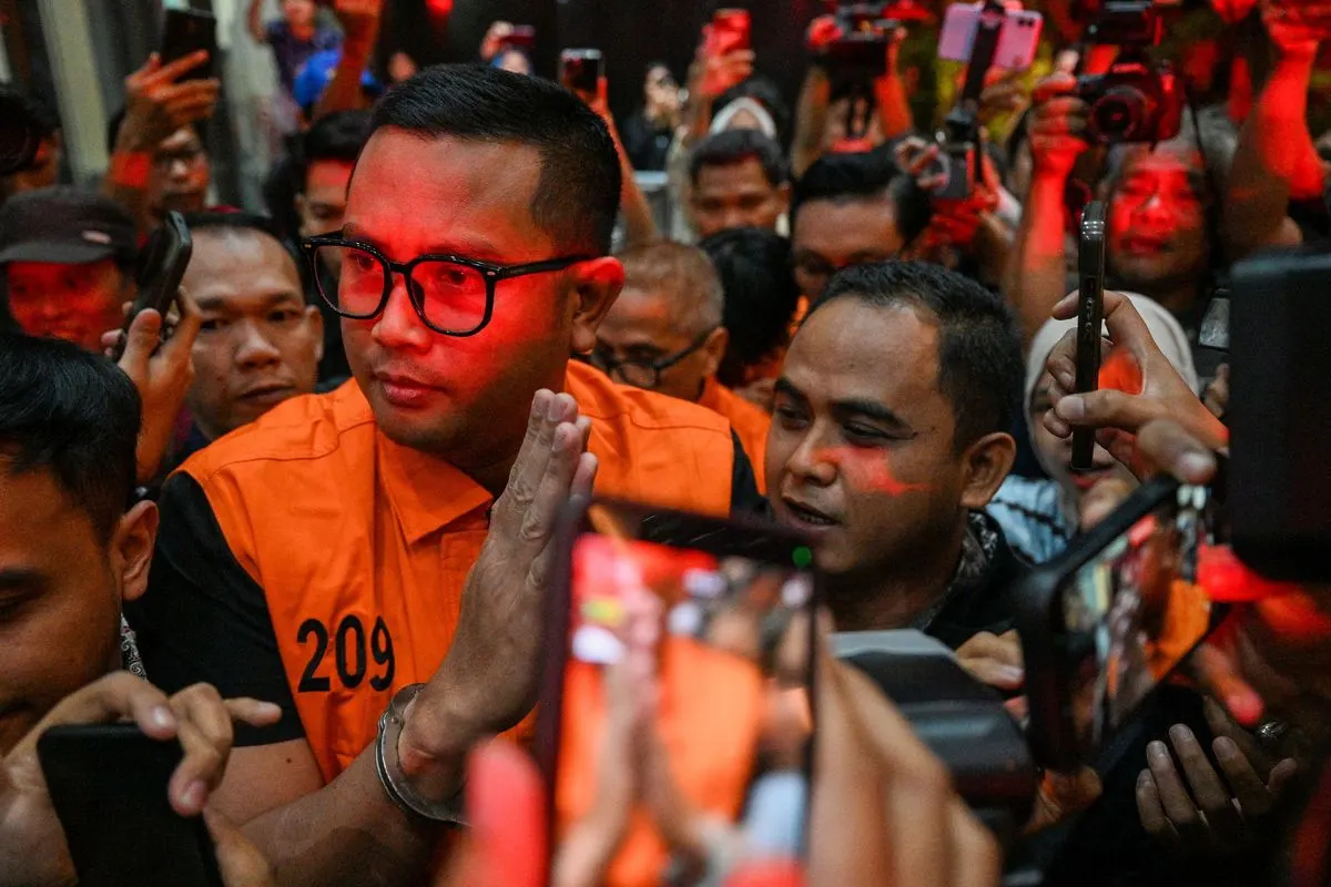 Bupati Klaten Hamenang Wajar Ismoyo (kiri) berjalan menggunakan rompi tahanan usai menjalani pemeriksaan di Gedung Merah Putih KPK, Jakarta, Jumat (16/10/2026).