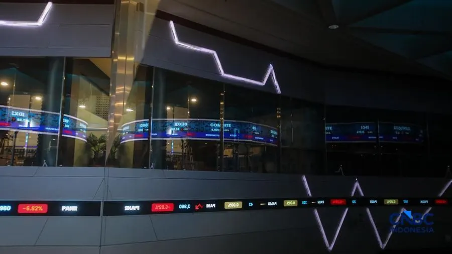 Layar menampilkan pergerakan Indeks Harga Saham Gabungan (IHSG) di gedung Bursa Efek Indonesia (BEI), Jakarta, Senin (19/10/2026).