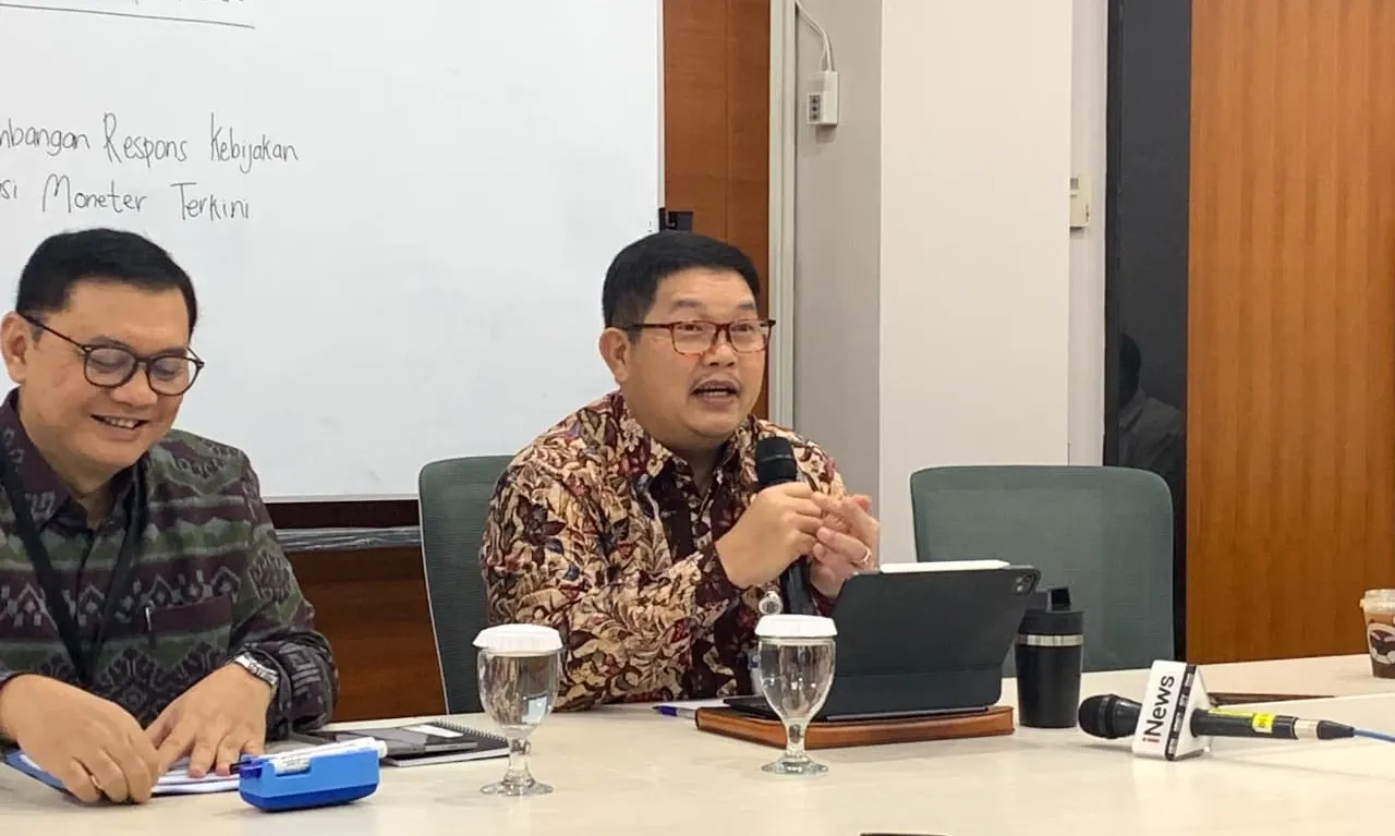 Kepala Departemen Pengelolaan Moneter dan Aset Sekuritas Bank Indonesia Erwin Gunawan Hutapea dalam Taklimat Media perkembangan respons kebijakan operasi moneter terkini di Kantor Pusat BI, Jakarta, Rabu (30/9).