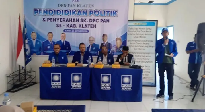 Muhammad Hatta Beri Pendidikan Politik Kader PAN di Klaten dan Serahkan SK DPAC