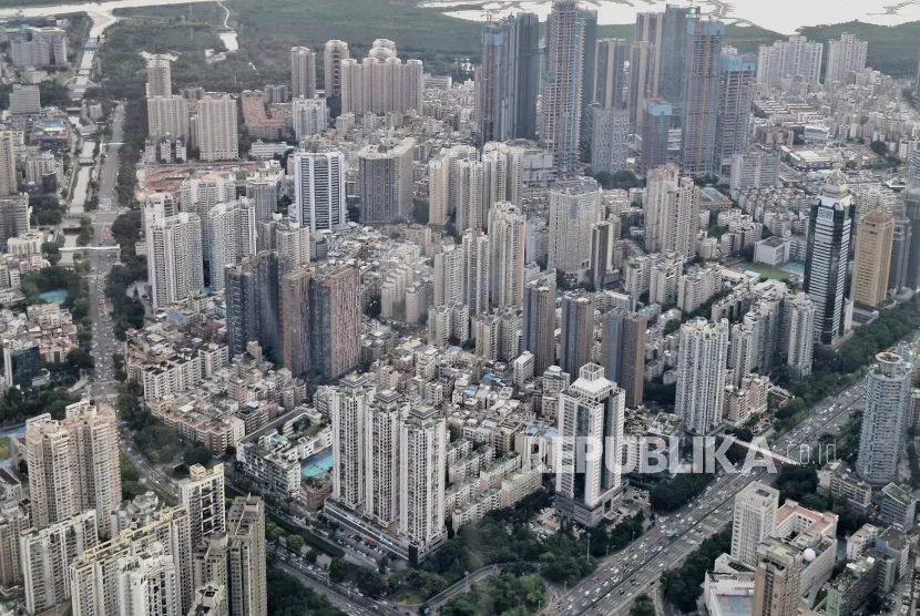 Pemandangan kota Shenzhen dari atas Gedung Ping An Center, China