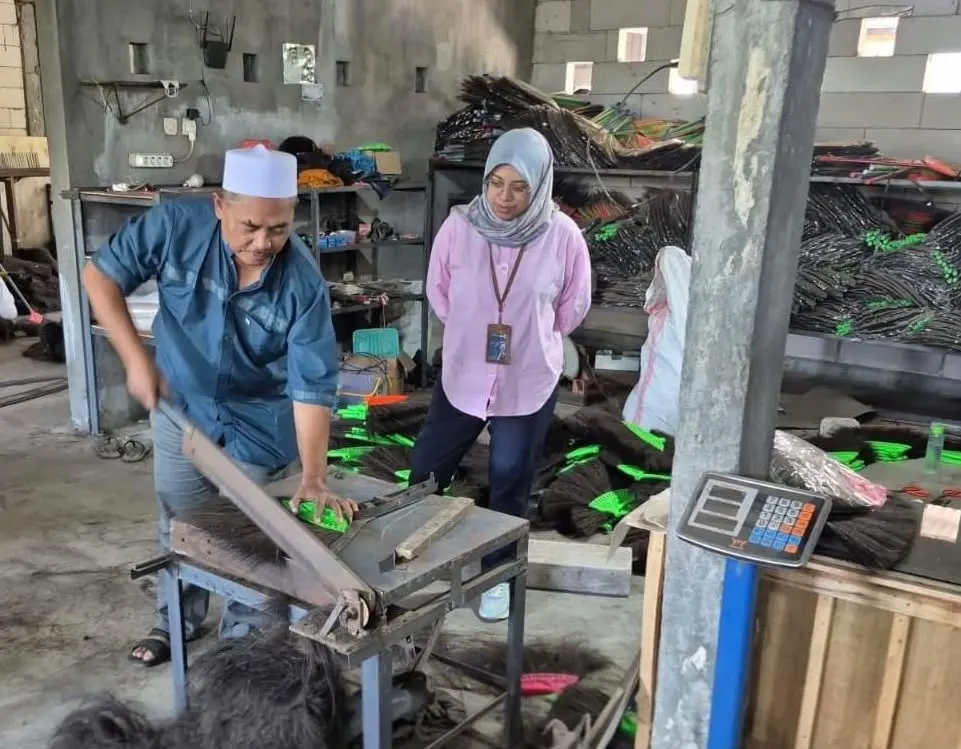KUR BNI Jember Rp200 Juta Bantu Usaha Sapu Ijuk Ken Dedes Berkembang