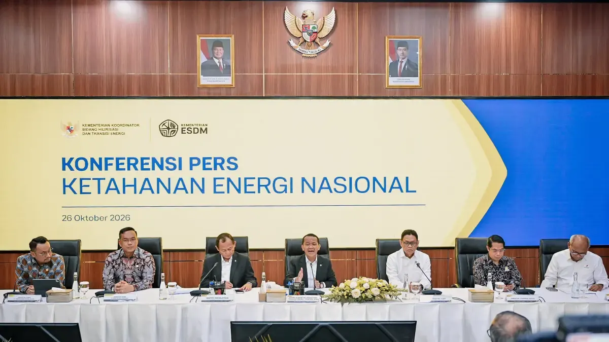 Menko Bidang Hilirisasi dan Transisi Energi & Menteri ESDM Bahlil Lahadalia bersama Menteri Perindustrian, Muhammad Sarmuji, Wakil Menteri ESDM, Yuliot Tanjung, Direktur Jenderal Migas, Laode Sulaeman, Kepala SKK Migas, Djoko Siswanto dan Direktur Utama PT Pertamina (Persero), Simon Aloysius Mantiri, Direktur Utama Pertamina Patra Niaga, Mars Ega melakukan Konferensi Pers terkait Ketahanan Energi Nasional yang diselenggarakan di Kantor ESDM, Jakarta pada Senin (26/10)