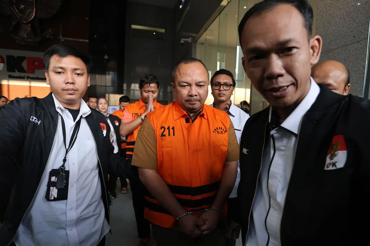 Tersangka kasus dugaan korupsi di lingkungan BNPB, tenaga ahli Kepala BNPB Richard Erlangga (tengah) dan Kasubdit Pengelolaan Bantuan dan Kedaruratan BNPB sekaligus pejabat pembuat komitmen Gabriel Purwaka Sigit (kedua kiri), berjalan mengenakan rompi tahanan seusai menjalani pemeriksaan di Gedung Merah Putih KPK, Jakarta, Rabu (14/10/2026).