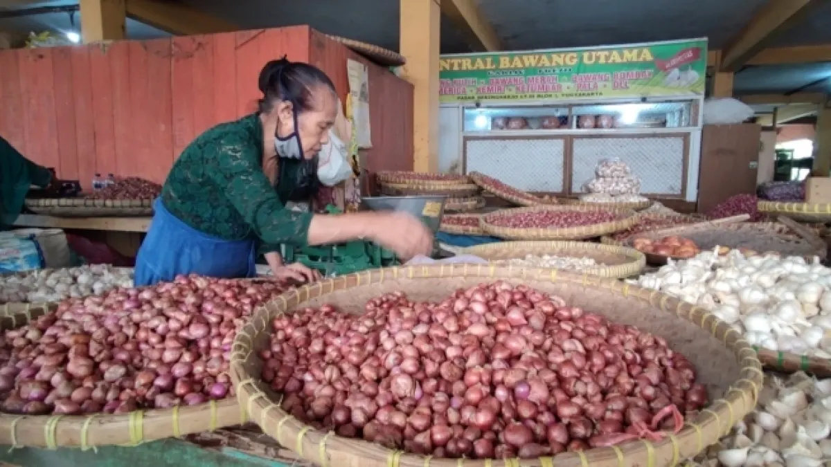 Pedagang bawang merah di Pasar Beringharjo.