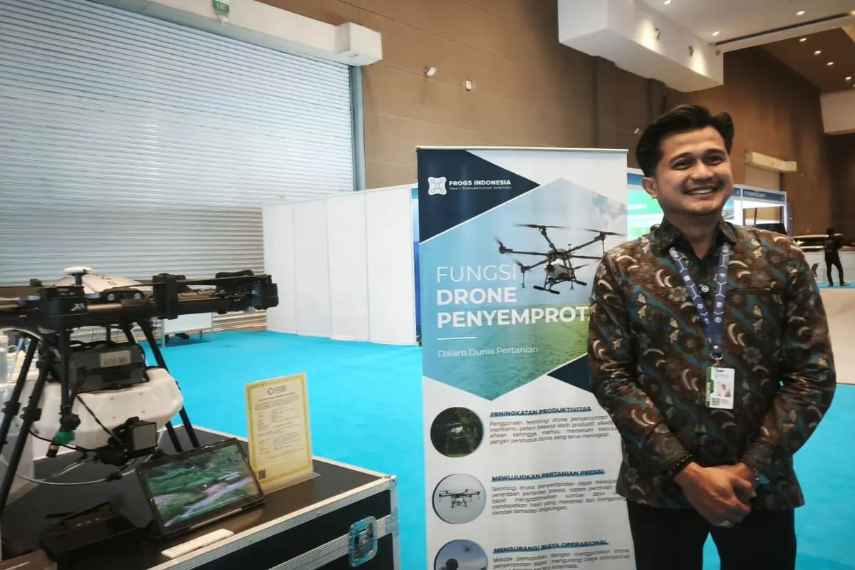 Chief Executive Officer Frogs Indonesia Adhitya Chandra Nugroho berdiri di samping Drone Penyemprotan dalam acara Periklindo Electric Vehicle Show (PEVS) 2026, Kamis (29/10/2026)